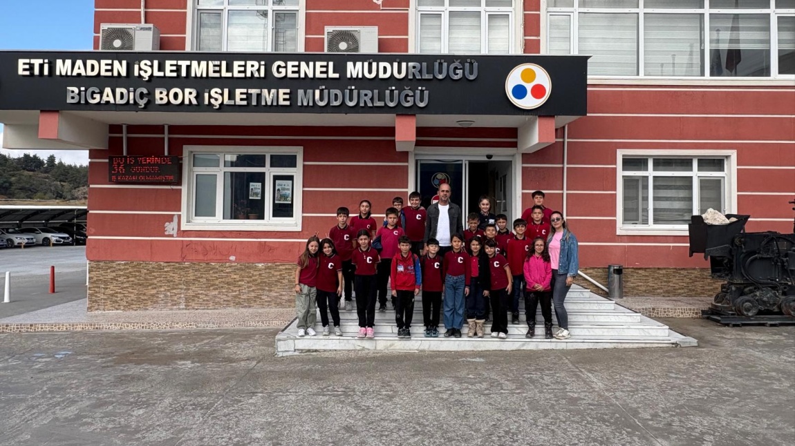 Okulumuzun 4' üncü sınıf öğrencileri Bigadiç Bor İşletme Müdürlüğü' ne geziye gitmiştir.